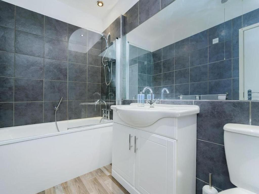 Baltic Dockside Apartment, Free Parking Apartamento *